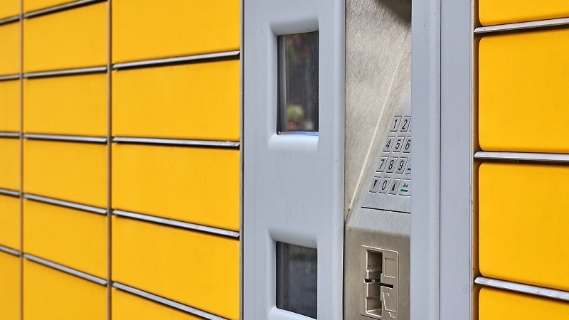 Parcel delivery locker